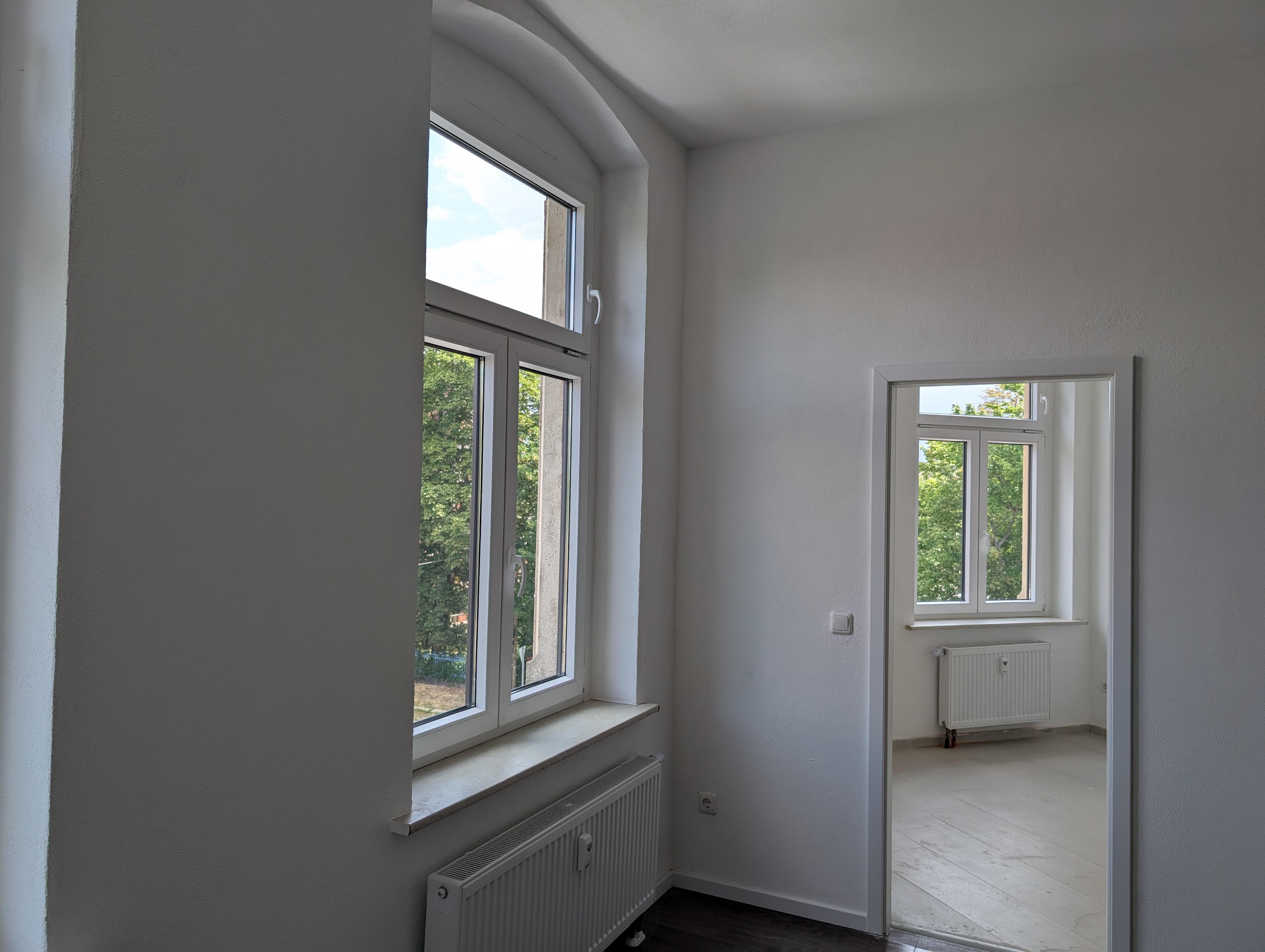 Wohnzimmer mit Blick in Küche