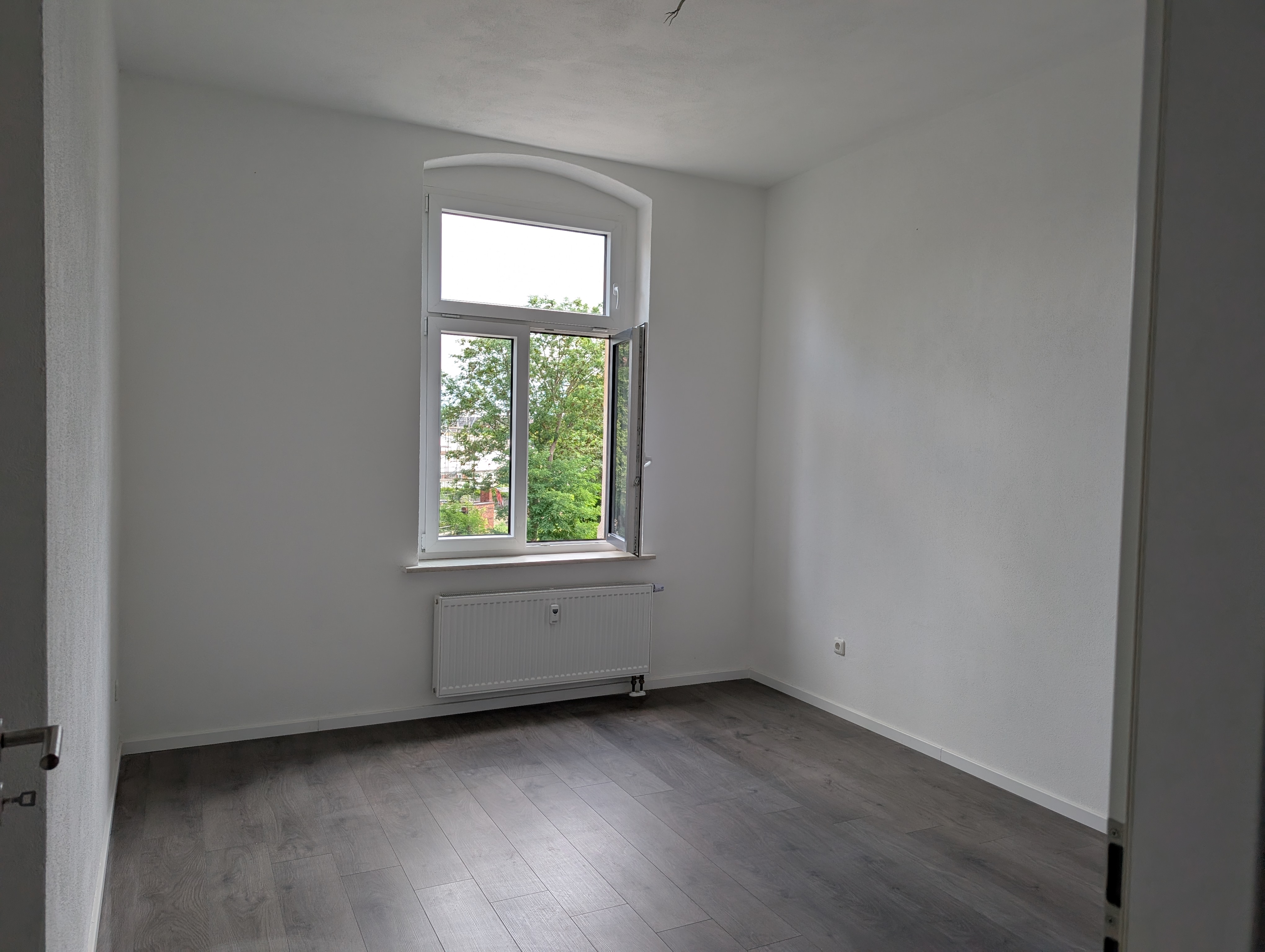 geräumiges Schlafzimmer mit Nische für Kleiderschrank