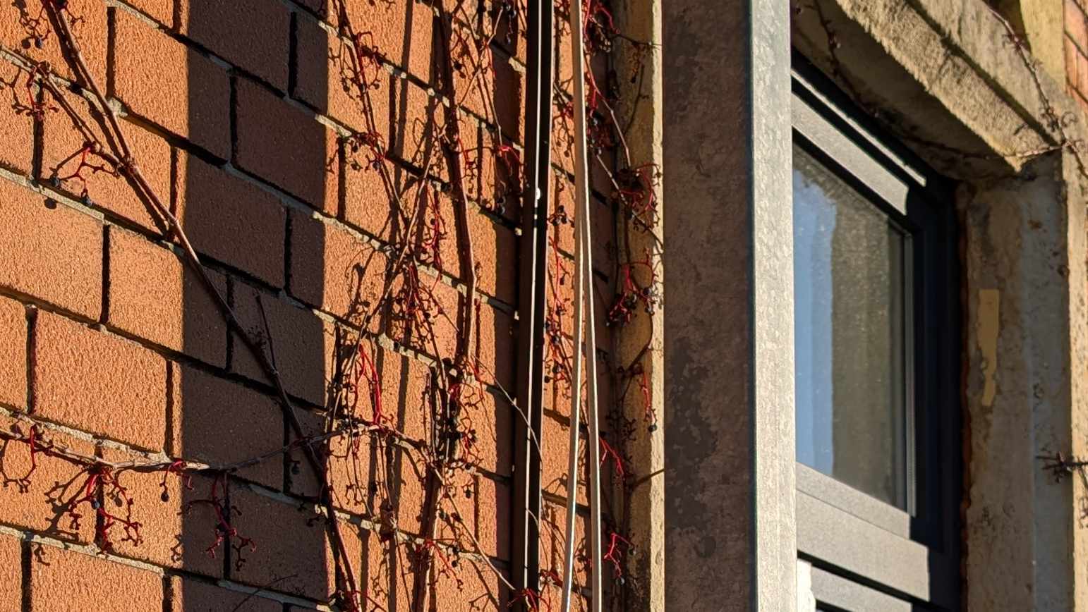 industriell geprägtes Gebäude mit Backsteinfassade